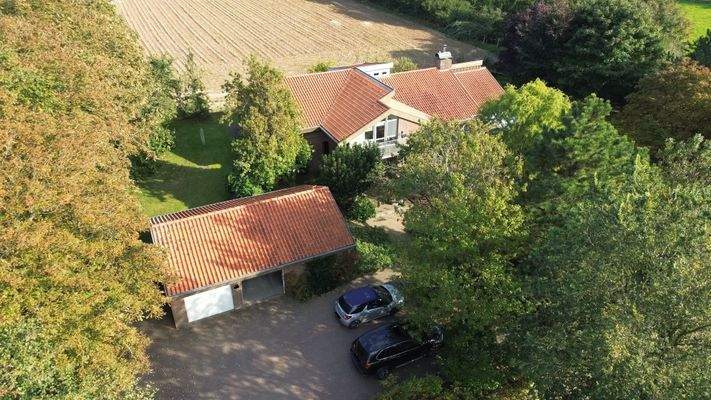 Gesamtansicht/Doppelgarage/Auffahrt