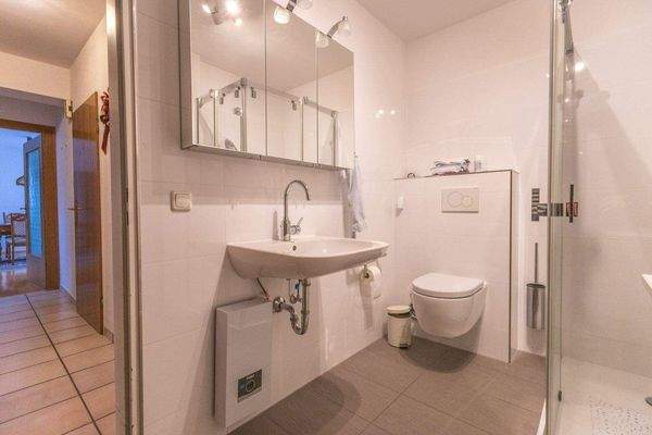 Badezimmer mit ebenerdiger Dusche