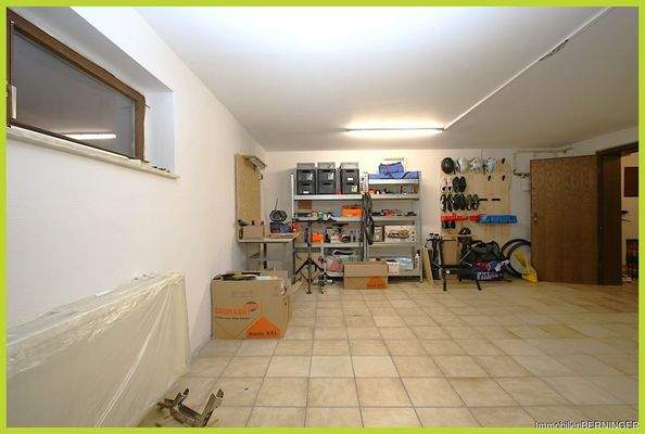 großer Kellerraum mit viel Staufläche