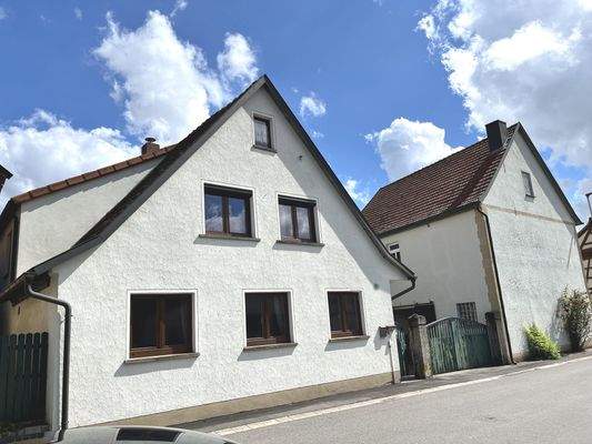 Ansicht des Wohnhauses mit Hoftoranlage und Nebengebäude (ehemaliges Gasthaus mit Tanzboden)