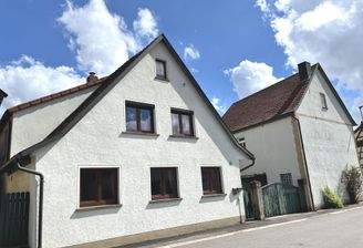 Ansicht des Wohnhauses mit Hoftoranlage und Nebengebäude (ehemaliges Gasthaus mit Tanzboden)