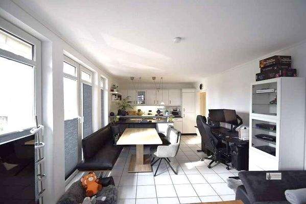 Wohnzimmer mit offener Küche