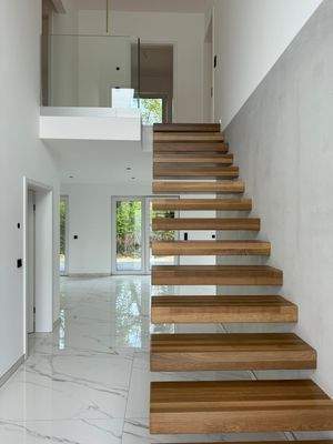 Kragarmtreppe und Sichtbetonwand.jpg