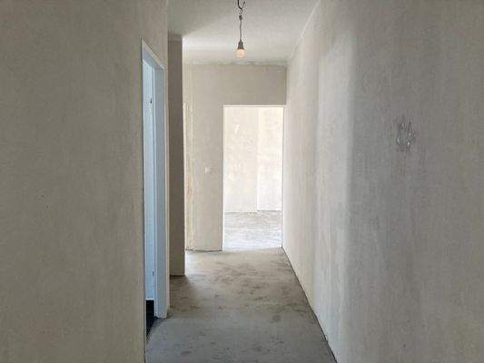 Flur mit Zugang zu allen Zimmer, ohne Boden und tapetenlos.