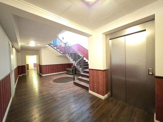 Flur vom Saunabereich + Gemeinschaftsraum mit einem Kamin