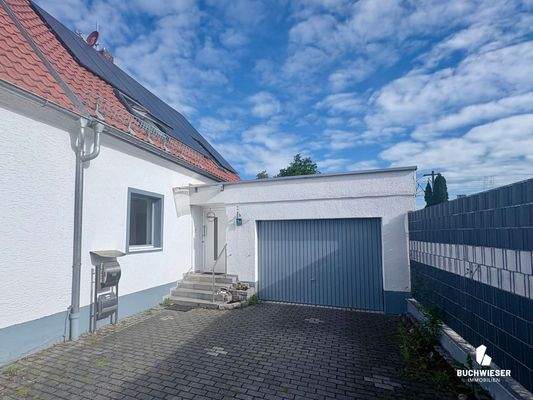 Separater Eingang mit Garage