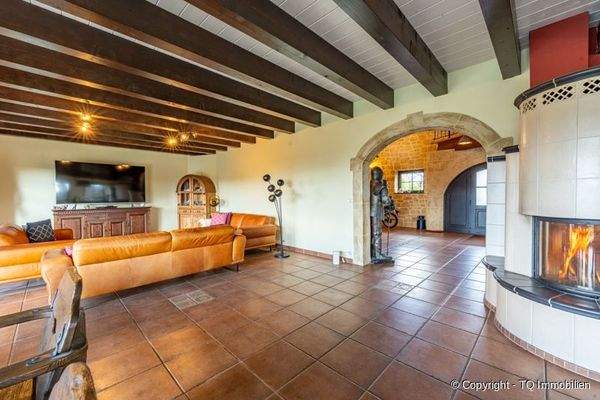 Offenes Wohnzimmer mit Kachelofen