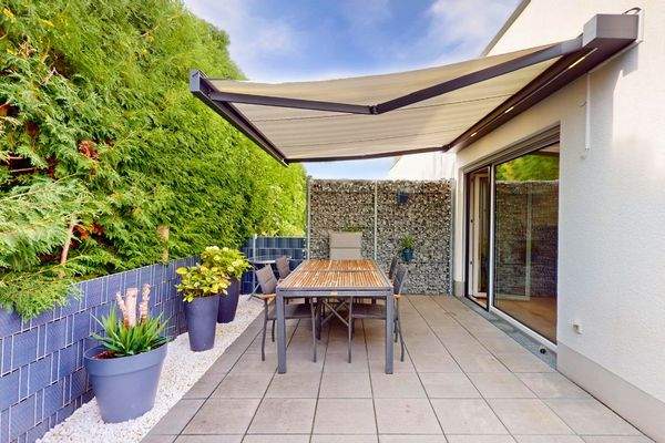 Terrasse mit beleuchteter Markise