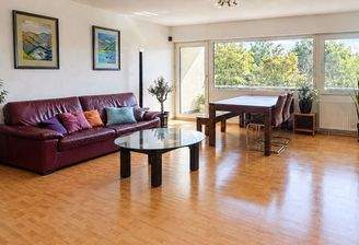 Wohnzimmer_mit_verschobenem_Sofa