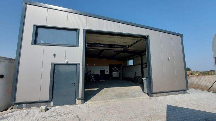 große Halle mit viel Nutzfläche (Toreinfahrt 4 x 4)