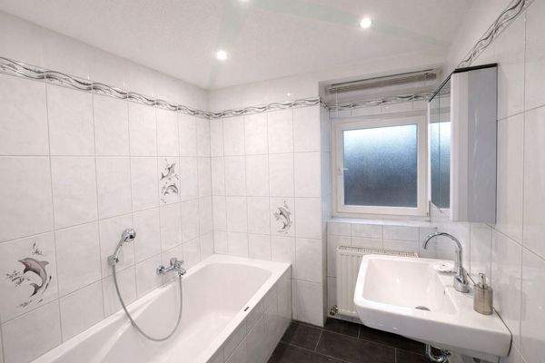 Zeitloses Tageslichtbad mit Wanne