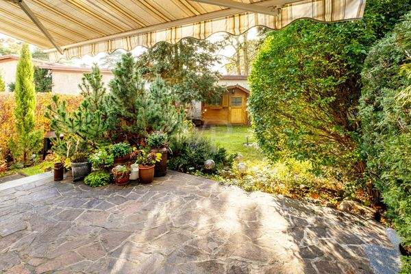 Terrasse mit Gartenblick