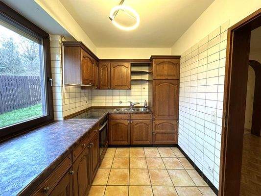 ... Die Küche mit Fenster zum Garten …