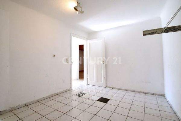 Waschku¨che - Ansicht Tür zum Flur 