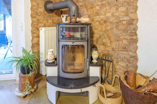 EG Kaminofen im Wohnzimmer