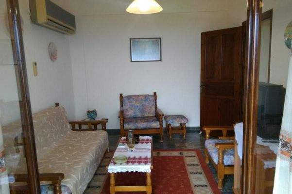 Kreta, Ammoudara: Haus mit 3 Wohnungen in Meeresnähe zu verkaufen