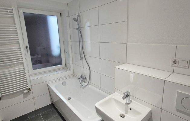 Bad mit Fenster + Wanne