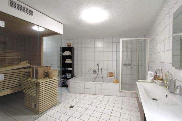 ...mit großem Vollbad...