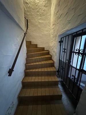 9 Treppe zu den Toiletten des Lokals und den WE