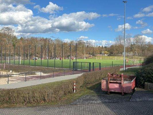 Kunstrasenfußballplatz.jpg