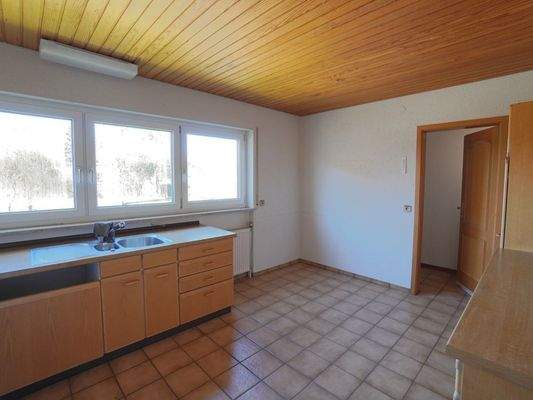 Küche mit Essecke und Speisekammer