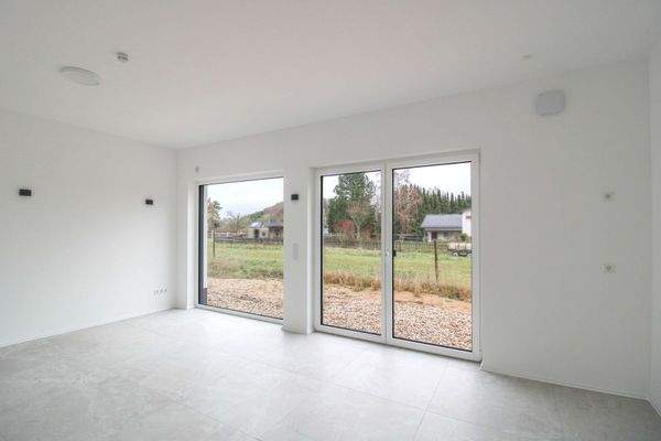 Wohnzimmer mit offener Küche ELW