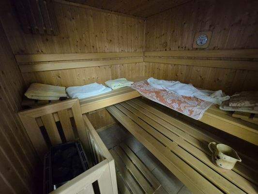 KG: großer Hobbyraum mit Sauna