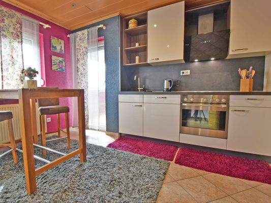 Küche mit Zugang zum Balkon