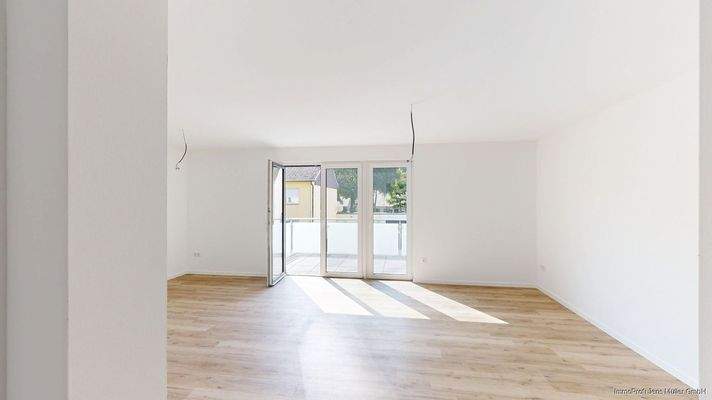 Wohnzimmer mit Zugang zum Balkon