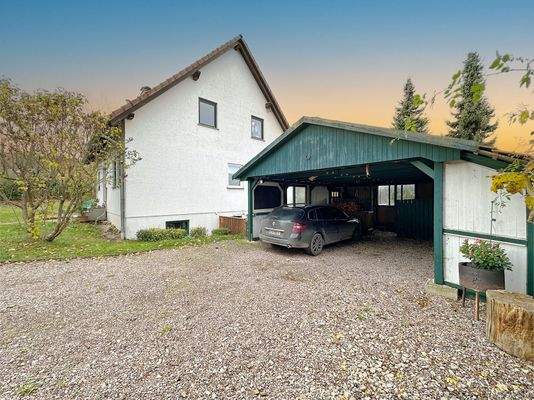 Seitenansicht mit dem großzügigen Carport