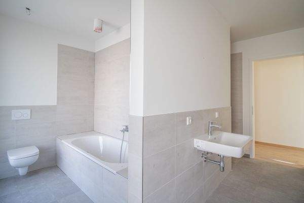 Tageslichtbad mit Dusche und Wanne