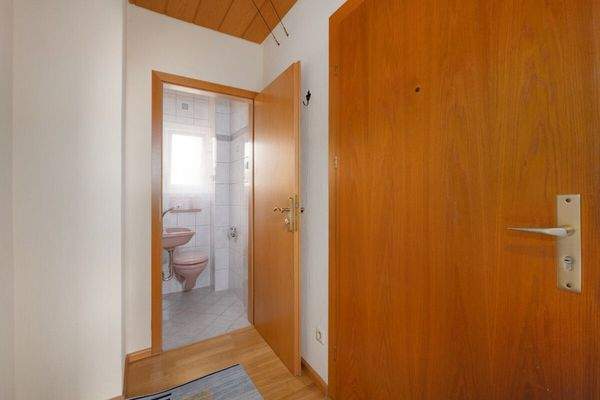 Eingangsbereich und separates WC