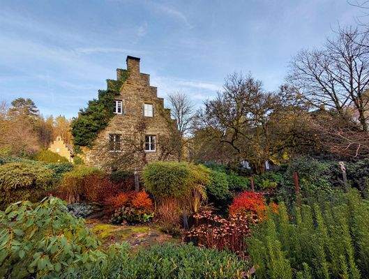 Flügel neben dem Hauptschloss