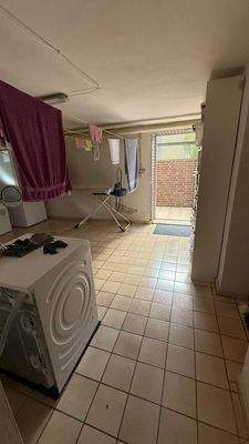 Waschküche mit Ausgang