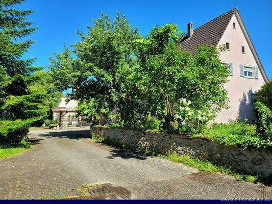 Zufahrt von der Strasse zum Innenhof - Gebäudeansicht