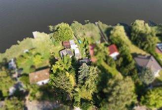 Vogelperspektive - Blick aus der Luft auf das Grundstück und den Schweriner See
