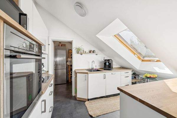 Küche mit Blick in Abstellkammer