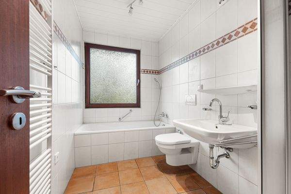 zeitloses Tageslichtbad mit Wanne und Dusche