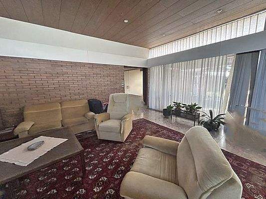 Wohnzimmer mit Zugang zum Garten