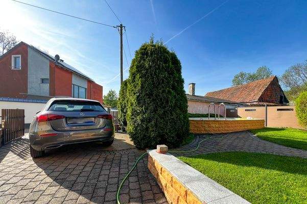 Zufahrt und Blick in den Garten