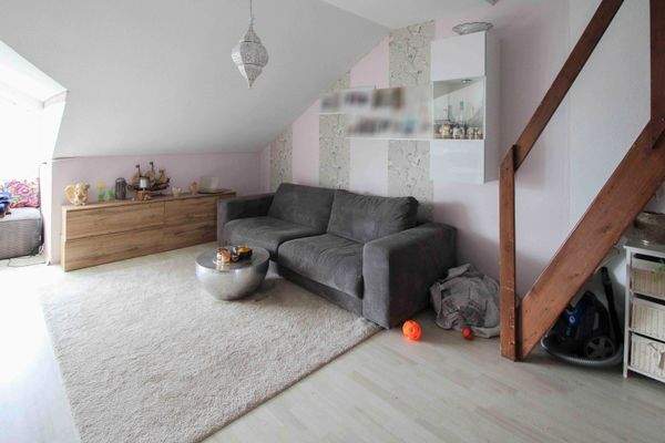 Wohnzimmer mit Aufgang in das ausgebaute Dachgeschoss