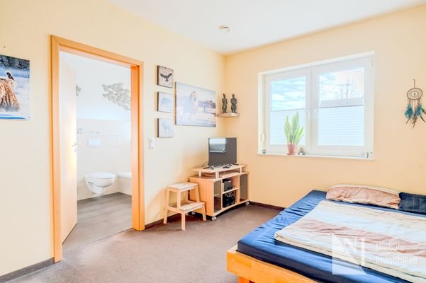 Schlafzimmer mit Bad on Suit