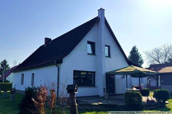 Rückansicht des Hauses mit Terrasse