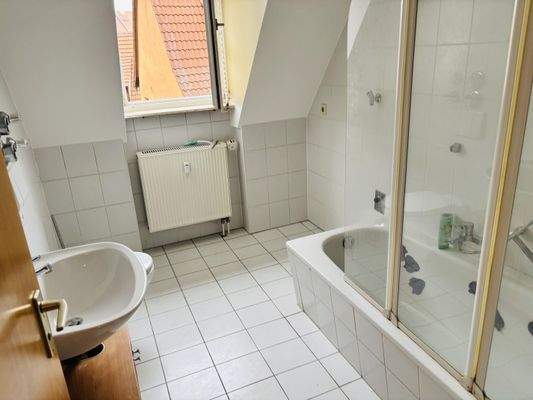 Tageslichtbad mit Wanne