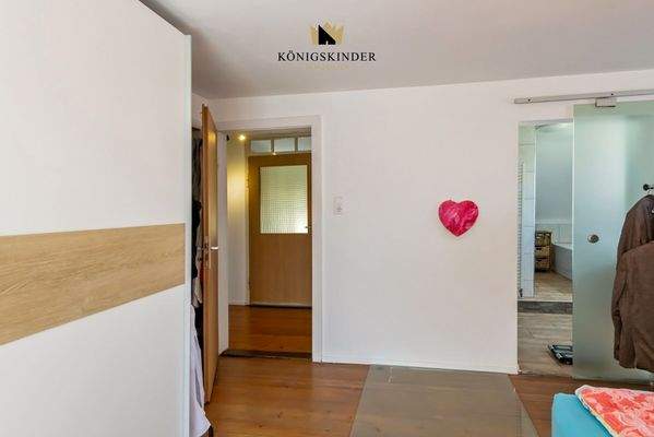 ...und direktem Zugang ins Badezimmer