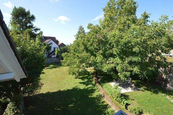 Blick vom Balkon in den eigenen Garten