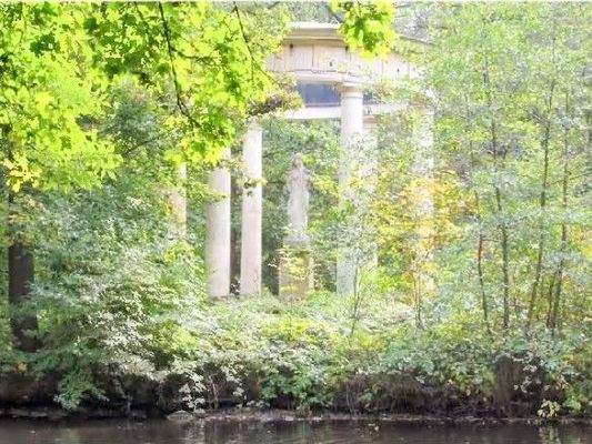 Monopterus im angrenzenden Park