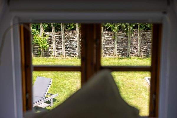 Gartenblick durchs Fenster