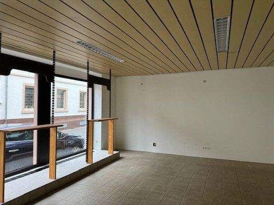 Blick zu einem Teil der  Fensterfront.jpg