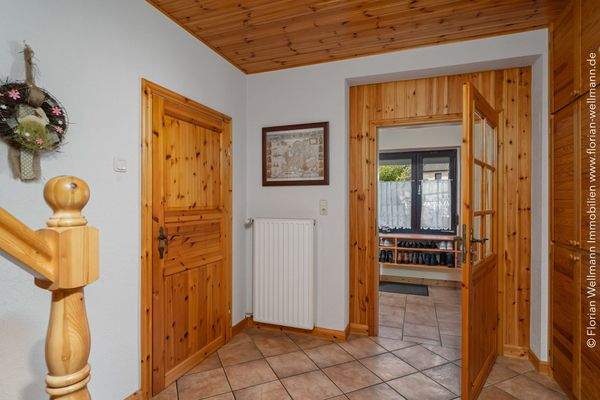 ... mit Windfang (6,57m²) vor der Diele. Links die Tür zur Küche.